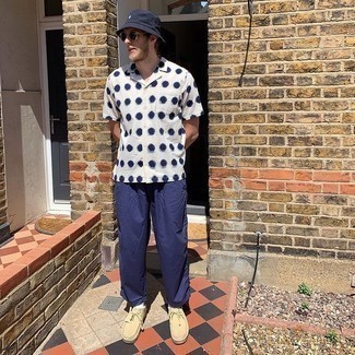 С чем носить светло-коричневые ботинки дезерты