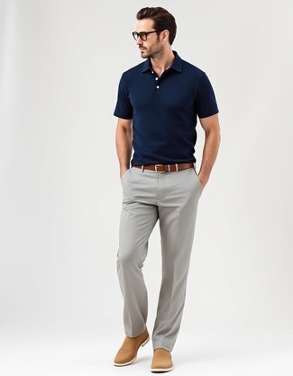 Какие футболки-поло носить с светло-коричневыми ботинками дезертами