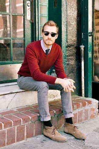 Какие свитера с v-образным вырезом носить с светло-коричневыми ботинками дезертами