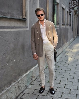 Как носить светло-коричневый двубортный пиджак с черными кожаными лоферами мужчине