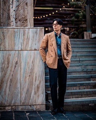 Какие ботинки челси носить с светло-коричневым двубортным пиджаком мужчине