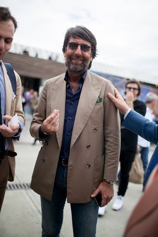 Какие джинсы носить с светло-коричневым двубортным пиджаком мужчине