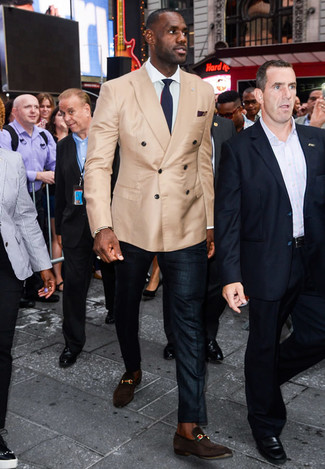 Какие лоферы носить с светло-коричневым двубортным пиджаком мужчине