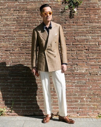 Какие лоферы носить с светло-коричневым двубортным пиджаком мужчине