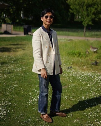 Какие лоферы носить с светло-коричневым двубортным пиджаком мужчине