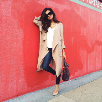 Какие джинсы скинни носить с светло-коричневым пальто дастер