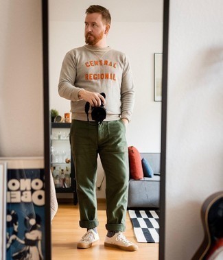 С чем носить светло-коричневый свитшот с вышивкой мужчине