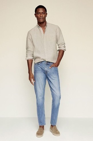 Какие джинсы носить с светло-коричневыми эспадрильями мужчине