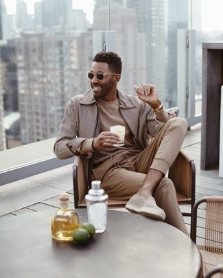 С чем носить светло-коричневые эспадрильи мужчине