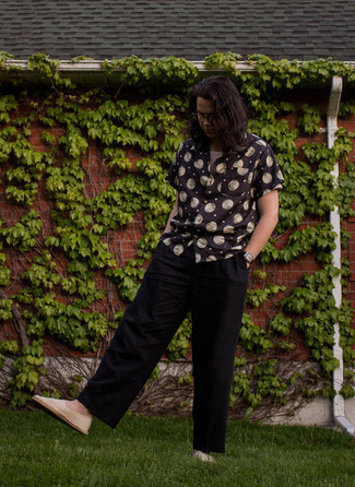 С чем носить светло-коричневые эспадрильи мужчине