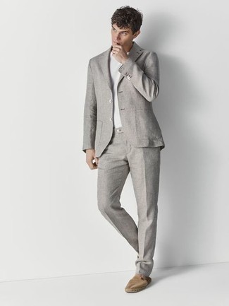 Какие костюмы носить с светло-коричневыми эспадрильями