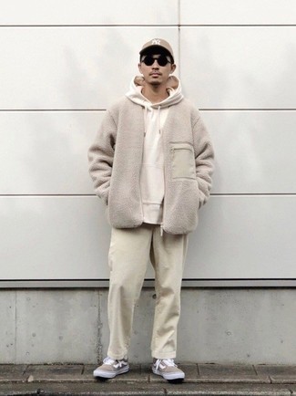 С чем носить светло-коричневый флисовый бомбер мужчине