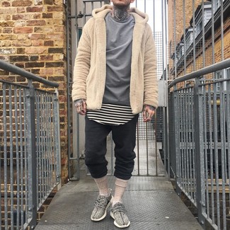 С чем носить светло-коричневый флисовый худи мужчине