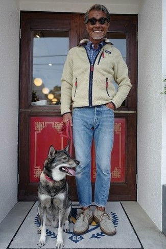 С чем носить светло-коричневый флисовый свитер на молнии мужчине