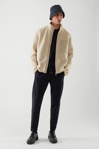 С чем носить светло-коричневый флисовый свитер на молнии мужчине