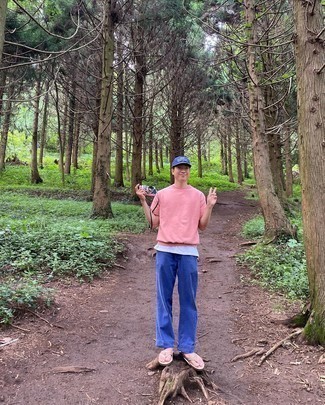 Какие брюки чинос носить с светло-коричневыми сланцами