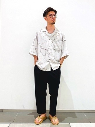 Какие рубашки с коротким рукавом носить с светло-коричневыми сланцами мужчине