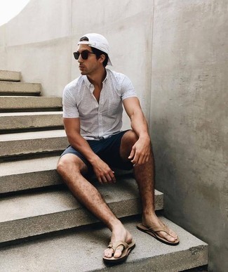 Какие шорты носить с светло-коричневыми сланцами мужчине