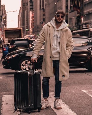 Как носить светло-коричневую шубу с темно-синими джинсами мужчине