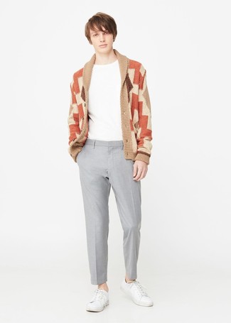 С чем носить светло-коричневый кардиган с геометрическим рисунком мужчине