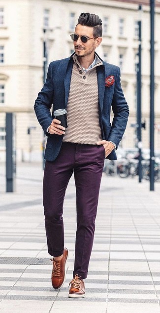 С чем носить светло-коричневый свитер с горловиной на пуговицах