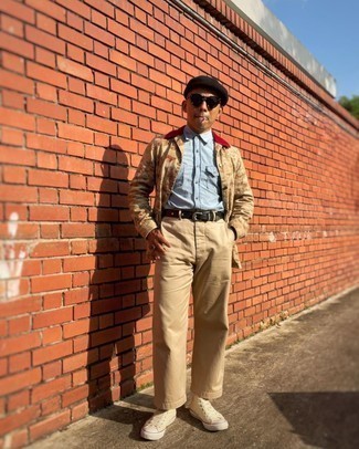 Какие брюки чинос носить с светло-коричневыми высокими кедами