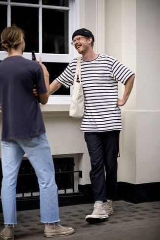 Какие брюки чинос носить с светло-коричневыми высокими кедами