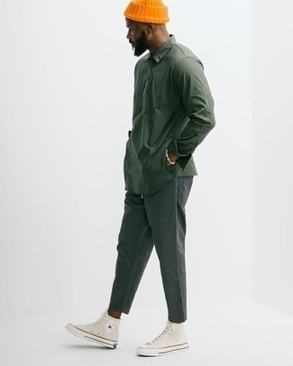 Какие брюки чинос носить с светло-коричневыми высокими кедами