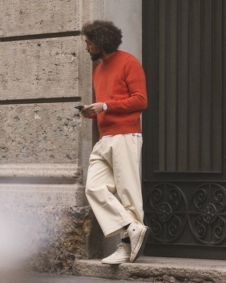 Какие брюки чинос носить с светло-коричневыми высокими кедами