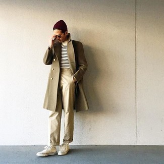 Какие брюки чинос носить с светло-коричневыми высокими кедами