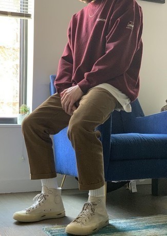 Какие брюки чинос носить с светло-коричневыми высокими кедами