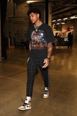 Какие брюки чинос носить с светло-коричневыми высокими кедами