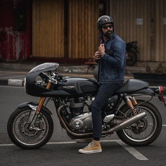 Какие брюки чинос носить с светло-коричневыми высокими кедами