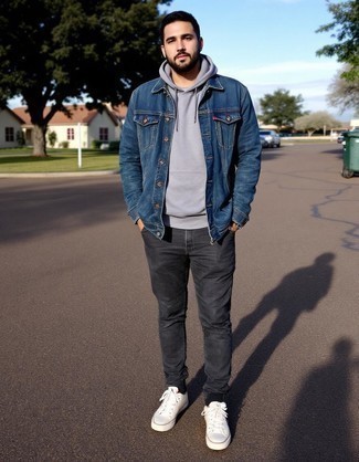 Какие джинсовые куртки носить с светло-коричневыми высокими кедами мужчине
