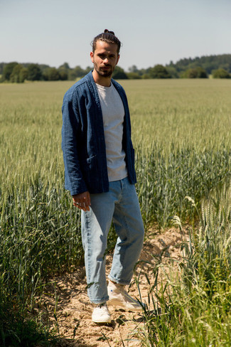 С чем носить светло-коричневые высокие кеды мужчине