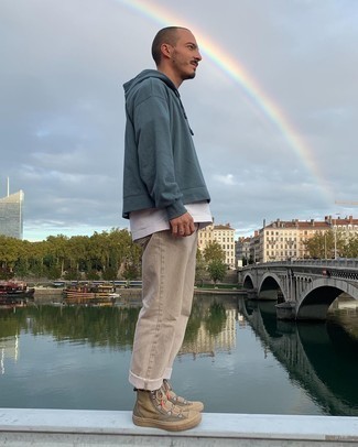 С чем носить светло-коричневые высокие кеды мужчине