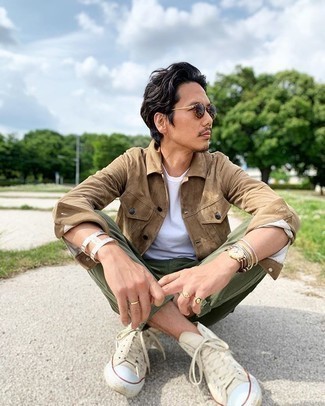 Какие куртки-рубашки носить с светло-коричневыми высокими кедами мужчине