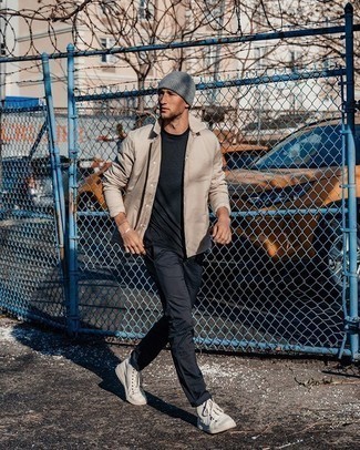 Какие куртки-рубашки носить с светло-коричневыми высокими кедами мужчине