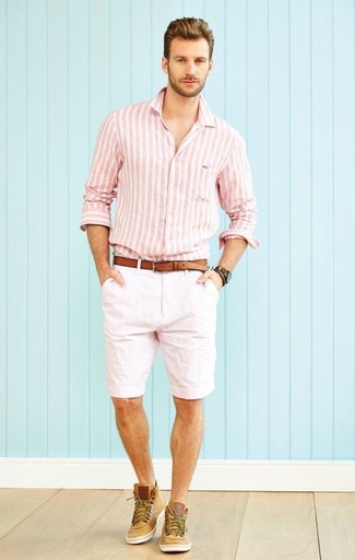 Какие шорты носить с светло-коричневыми высокими кедами мужчине