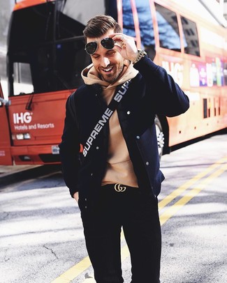 Как носить светло-коричневый худи с черными джинсами мужчине