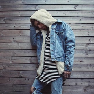 Как носить светло-коричневый худи с синими джинсами мужчине