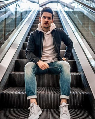 Как носить светло-коричневый худи с синими джинсами мужчине