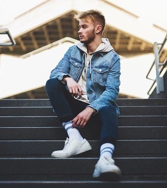 Как носить светло-коричневый худи с синими джинсами мужчине