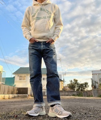 Как носить светло-коричневый худи с синими джинсами мужчине