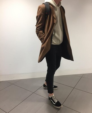 Как носить светло-коричневый худи с коричневым длинным пальто