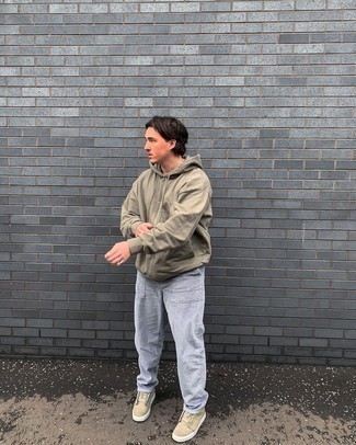 Какие брюки чинос носить с светло-коричневым худи