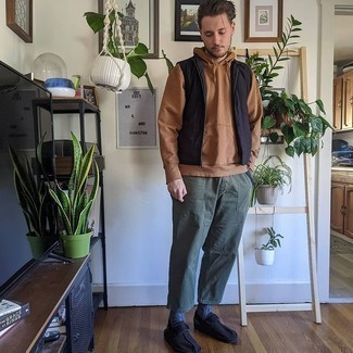 Какие куртки без рукавов носить с светло-коричневым худи мужчине