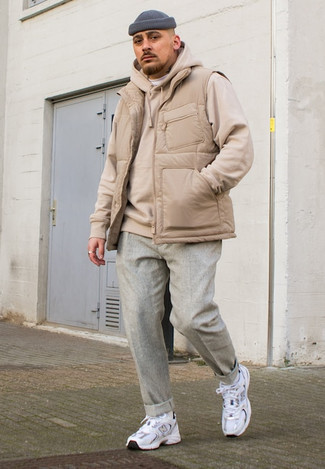 Как носить светло-коричневый худи с серыми брюками чинос