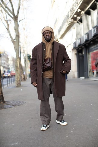 Как носить светло-коричневый худи с серыми брюками чинос