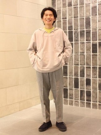 Как носить светло-коричневый худи с серыми брюками чинос